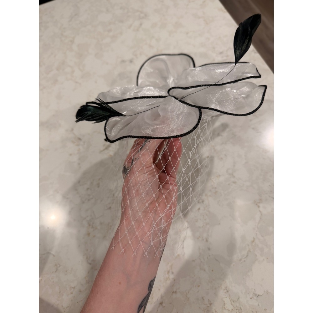 White Organza Flower Fascinator Church Feather Wedding Veil‎ Derby Hair Clip